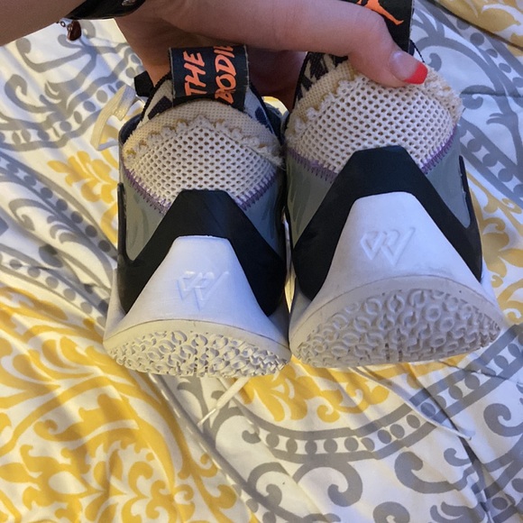 Basketball shoes main image 4